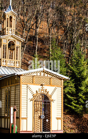 Ancienne chapelle en bois sur l'eau - Ojcow, Pologne. Banque D'Images