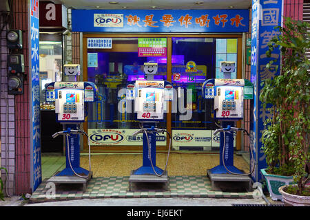 Drôle de pompes à essence avec des visages à une station-service dans la rue à Tainan, Taiwan Banque D'Images