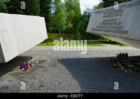 Cimetière militaire de Powazki à Varsovie, Pologne. Monument commémore 96 victimes d'accident d'avion du gouvernement polonais en avril 2010. Banque D'Images