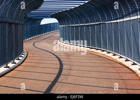 Allée couverte de métal avec des ombres du soleil, Glasgow, Écosse, Royaume-Uni Banque D'Images