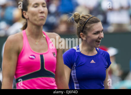 Los Angeles, Californie, USA. Mar 22, 2015. Simona, gauche, de : Roumanie célèbre après avoir battu Jelena Jankovic, la droite, de la Serbie lors de la finale des femmes du BNP Paribas Open de tennis le dimanche 22 mars 2015 à Indian Wells, en Californie. Gagné : 2-6, 7-5, 6-4. Ringo : crédit Chiu/ZUMA/Alamy Fil Live News Banque D'Images