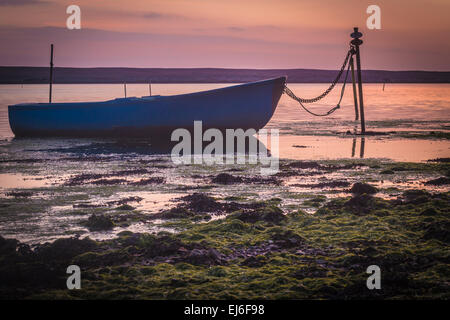 Coucher de soleil sur le ponton de la réserve naturelle de la flotte est de Chesil Lagoon, à Chickerell, à Weymouth, après une belle journée de printemps Banque D'Images