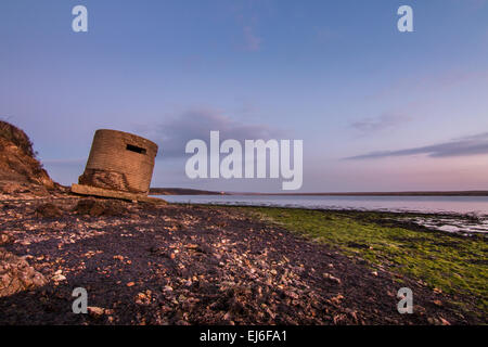 Coucher de soleil sur le ponton de la réserve naturelle de la flotte est de Chesil Lagoon, à Chickerell, à Weymouth, après une belle journée de printemps Banque D'Images