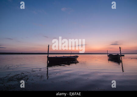 Coucher de soleil sur le ponton de la réserve naturelle de la flotte est de Chesil Lagoon, à Chickerell, à Weymouth, après une belle journée de printemps Banque D'Images