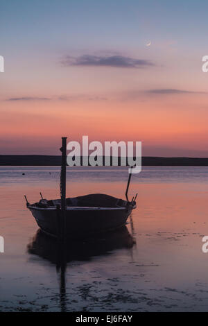 Coucher de soleil sur le ponton de la réserve naturelle de la flotte est de Chesil Lagoon, à Chickerell, à Weymouth, après une belle journée de printemps Banque D'Images