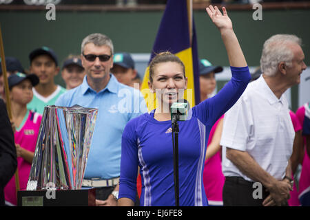 Los Angeles, Californie, USA. Mar 22, 2015. De la Roumanie : Simona célèbre après avoir battu Jelena Jankovic de la Serbie lors de la finale des femmes du BNP Paribas Open de tennis le dimanche 22 mars 2015 à Indian Wells, en Californie. Gagné : 2-6, 7-5, 6-4. Ringo : crédit Chiu/ZUMA/Alamy Fil Live News Banque D'Images