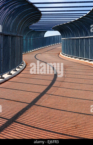 Allée couverte de métal avec des ombres du soleil, Glasgow, Écosse, Royaume-Uni Banque D'Images