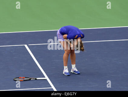 Indian Wells, en Californie, USA. Mar 22, 2015. Simona de Roumanie : fête de match contre Jelena Jankovic de la Serbie lors de la finale des femmes du BNP Paribas Open à Indian Wells Tennis Garden à Indian Wells, en Californie.Charles Baus/CSM/Alamy Live News Banque D'Images