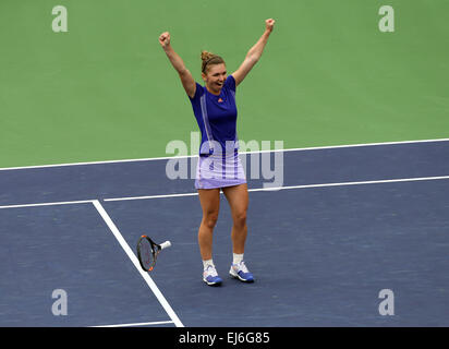 Indian Wells, en Californie, USA. Mar 22, 2015. Simona de Roumanie : fête de match contre Jelena Jankovic de la Serbie lors de la finale des femmes du BNP Paribas Open à Indian Wells Tennis Garden à Indian Wells, en Californie.Charles Baus/CSM/Alamy Live News Banque D'Images