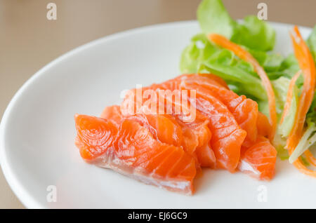 Close up Sashimi au saumon et salade fraîche , une cuisine de style japonais Banque D'Images