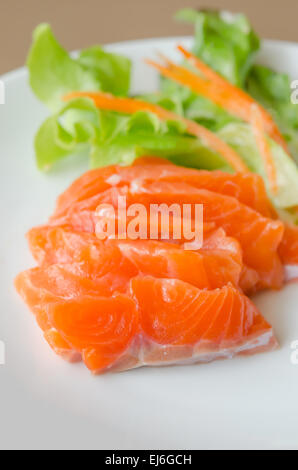 Sashimi de saumon avec salade fraîche , une cuisine de style japonais Banque D'Images