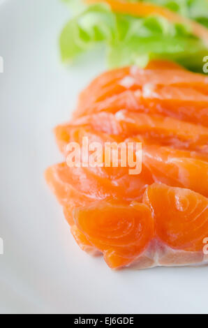 Sashimi de saumon avec salade fraîche , une cuisine de style japonais Banque D'Images