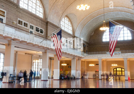 Vue depuis l'angle nord-est de la chambre d'enregistrement, également appelée la Grande Salle, Ellis Island Immigration Museum, New York. Banque D'Images