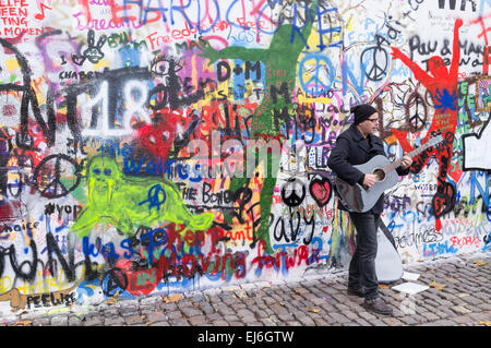 Musicien ambulant au John Lennon Wall à Prague, République Tchèque Banque D'Images