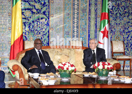 Alger. Mar 22, 2015. Président du Mali Ibrahim Boubacar Keita (L) rencontre le président du Conseil de la Nation de l'Algérie Abdelkader Bensalah à Alger, Algérie, le 22 mars 2015. Ibrahim Boubacar Keita est arrivé dimanche à Alger pour une visite de trois jours en Algérie. © Xinhua/Alamy Live News Banque D'Images