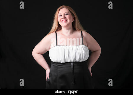 Une mode femme en studio fond noir Banque D'Images