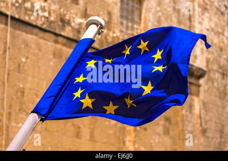 Malte, La Valette : Drapeau de l'Union européenne forme dans le vent. Banque D'Images