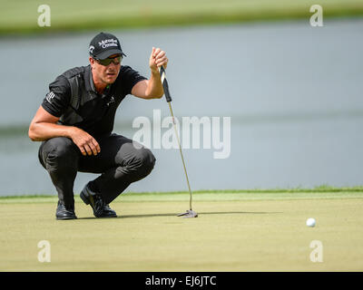 Orlando, FL, USA. Mar 22, 2015. De Suède Henrik Stenson aligne son putt sur le green par 5 6e ronde finale au cours de l'action golf Arnold Palmer Invitational présentée par Mastercard tenue à Arnold Palmer's Bay Hill Club & Lodge à Orlando, FL Credit : csm/Alamy Live News Banque D'Images