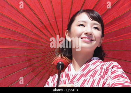 Jeune japonaise dans un kimono Banque D'Images