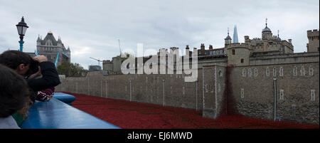 Tour de Londres l'année spéciale 100e anniversaire du début de la première guerre mondiale 1914 Grand Tourisme du Souvenir le Tower Bridge Banque D'Images
