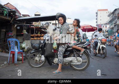 Fille et son chien sur une moto à Phnom Penh au Cambodge Banque D'Images