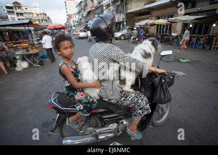 Fille et son chien sur une moto à Phnom Penh au Cambodge Banque D'Images