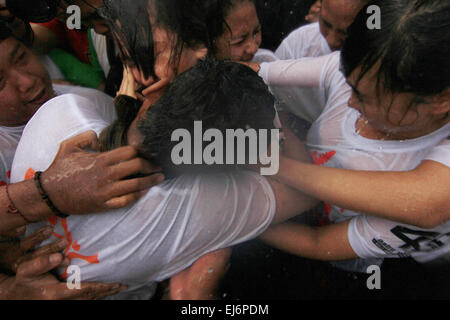 Denpasar, Bali, Indonésie. Mar 22, 2015. ALI, INDONÉSIE - 22 mars : les jeunes balinais embrassant avec lancer de l'eau au cours Omed-omedan, également connu comme "Le Baiser" Ritaul Sesetan au village le 22 mars 2015 à Bali, Indonésie. Omed-omedan, aussi connu sous le nom de "Kissing Ritual, est une cérémonie organisée par les jeunes de Banjar Kaja Sesetan, Denpasar, Bali. Elle découle de la langue balinaise signifie tirer-pull. Il provient d'une lutte entre un homme et une femme et de porc représente le pousser et tirer des éléments positifs et négatifs. Omed-omedan implique les jeunes non mariés âgés de 17 à 30 ye Banque D'Images