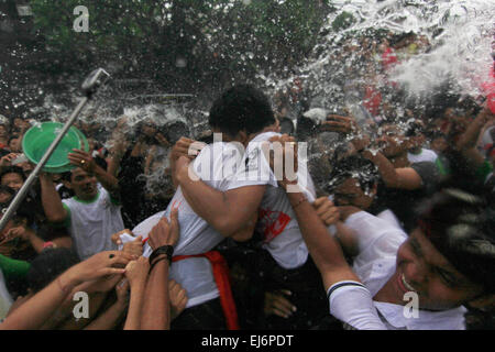 Denpasar, Bali, Indonésie. Mar 22, 2015. ALI, INDONÉSIE - 22 mars : les jeunes balinais embrassant avec lancer de l'eau au cours Omed-omedan, également connu comme "Le Baiser" Ritaul Sesetan au village le 22 mars 2015 à Bali, Indonésie. Omed-omedan, aussi connu sous le nom de "Kissing Ritual, est une cérémonie organisée par les jeunes de Banjar Kaja Sesetan, Denpasar, Bali. Elle découle de la langue balinaise signifie tirer-pull. Il provient d'une lutte entre un homme et une femme et de porc représente le pousser et tirer des éléments positifs et négatifs. Omed-omedan implique les jeunes non mariés âgés de 17 à 30 ye Banque D'Images