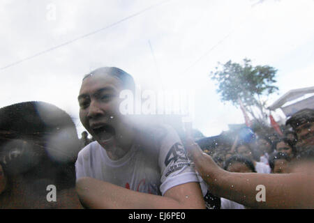 Denpasar, Bali, Indonésie. Mar 22, 2015. ALI, INDONÉSIE - 22 mars : les jeunes balinais embrassant avec lancer de l'eau au cours Omed-omedan, également connu comme "Le Baiser" Ritaul Sesetan au village le 22 mars 2015 à Bali, Indonésie. Omed-omedan, aussi connu sous le nom de "Kissing Ritual, est une cérémonie organisée par les jeunes de Banjar Kaja Sesetan, Denpasar, Bali. Elle découle de la langue balinaise signifie tirer-pull. Il provient d'une lutte entre un homme et une femme et de porc représente le pousser et tirer des éléments positifs et négatifs. Omed-omedan implique les jeunes non mariés âgés de 17 à 30 ye Banque D'Images