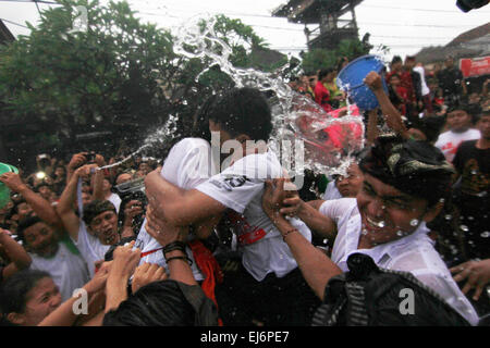 Denpasar, Bali, Indonésie. Mar 22, 2015. ALI, INDONÉSIE - 22 mars : les jeunes balinais embrassant avec lancer de l'eau au cours Omed-omedan, également connu comme "Le Baiser" Ritaul Sesetan au village le 22 mars 2015 à Bali, Indonésie. Omed-omedan, aussi connu sous le nom de "Kissing Ritual, est une cérémonie organisée par les jeunes de Banjar Kaja Sesetan, Denpasar, Bali. Elle découle de la langue balinaise signifie tirer-pull. Il provient d'une lutte entre un homme et une femme et de porc représente le pousser et tirer des éléments positifs et négatifs. Omed-omedan implique les jeunes non mariés âgés de 17 à 30 ye Banque D'Images