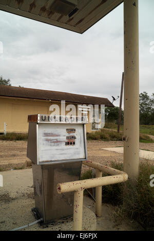 Gaz ancien style pompe lors d'un abandon de poste d'essence et dépanneur dans le sud du Texas, aux États-Unis. Banque D'Images