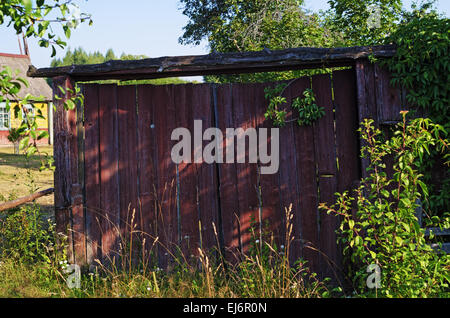 Maison abandonnée. L'ancienne porte de l'oubli jeté chambre. Banque D'Images