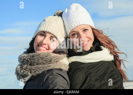 Deux jeunes filles s'amusant dans winter park Banque D'Images