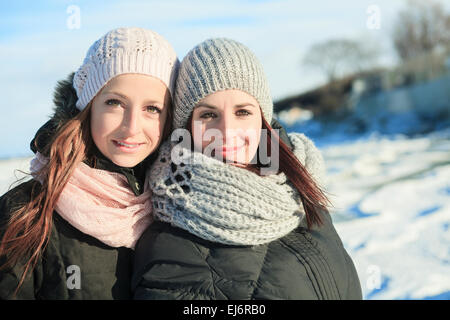 Deux professionnels des jeunes filles s'amusant en hiver Banque D'Images