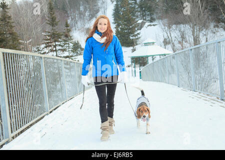 Portrait d'une jolie jeune femme avec son chien Banque D'Images