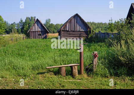 Paysage rural - granges et de fer de la distribution de l'eau de colonne à partir d'un système d'approvisionnement en eau. Banque D'Images