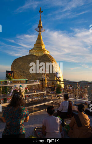 Pèlerins à la Pagode Kyaiktiyo (Rocher d'Or), l'État Môn, Myanmar Banque D'Images