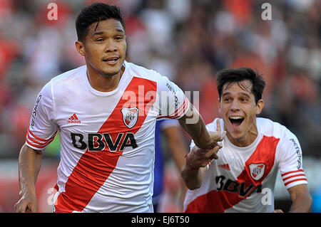 Buenos Aires, Argentine. Mar 22, 2015. River Plate, Teofilo Gutierrez (L) célèbre un score au cours du match correspondant à la première division du championnat de football argentin contre Godoy Cruz, dans le stade Monumental, à Buenos Aires, Argentine, le 22 mars 2015. River Plate a remporté le match. © Osvaldo Fanton/TELAM/Xinhua/Alamy Live News Banque D'Images