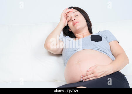 Aux prises avec la maladie de matin. Femme enceinte déprimée holdi Banque D'Images