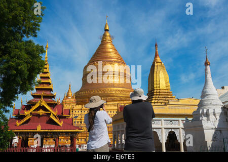 Les touristes photographiant Shwezigon Pagoda, Bagan, Mandalay, Myanmar Région Banque D'Images