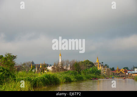 Pagodes sur le lac Inle, l'État de Shan, Myanmar Banque D'Images