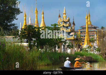 Barques sur le lac Inle, pagodes sur la rive, l'État de Shan, Myanmar Banque D'Images