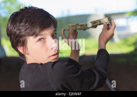 Un jeune garçon railroad Banque D'Images