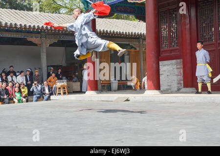 Moines de Shaolin Kung Fu Luo Yang, démonstration en Chine. Banque D'Images