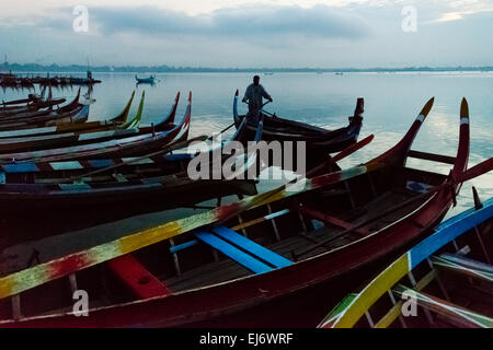 Les canots sur le lac Taungthaman colorés à l'aube, Mandalay, Myanmar Banque D'Images