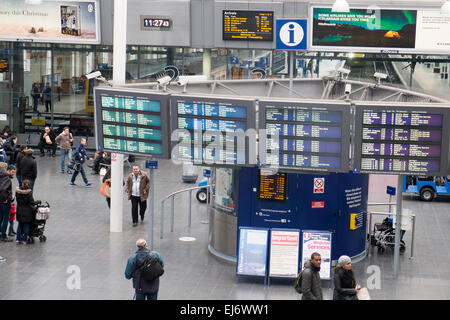 Hall de la gare Manchester Piccadilly et de l'information affiche,manchester lancashire,ANGLETERRE, Banque D'Images