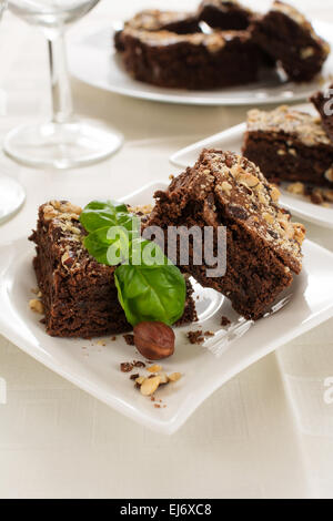 Le cacao et le chocolat brownies dessert à la noisette Banque D'Images