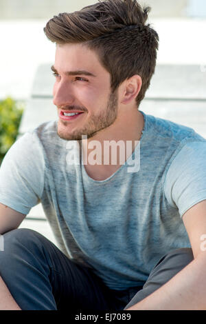 Portrait d'un jeune homme laghing Banque D'Images