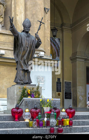 Pologne, Varsovie : statue du Pape Jean-Paul II devant l'Eglise des Saints. Banque D'Images