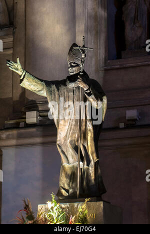 Pologne, Varsovie : statue du Pape Jean-Paul II devant l'Eglise des Saints. Banque D'Images